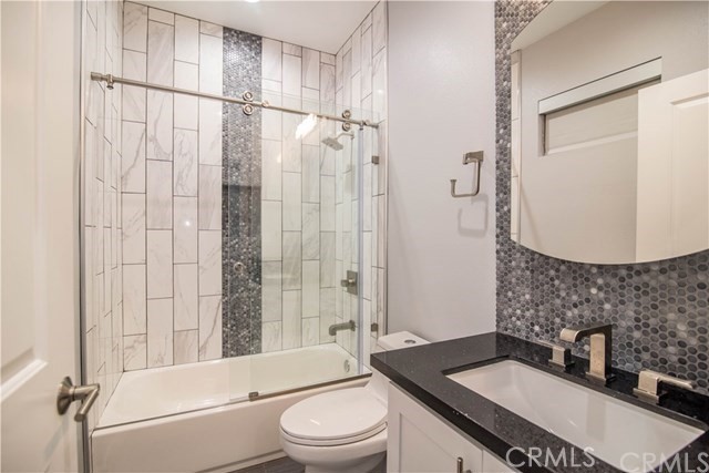 Detail Gallery Image 10 of 21 For 2101 Clyde #2103 1/2,  Los Angeles,  CA 90016 - 3 Beds | 3 Baths
