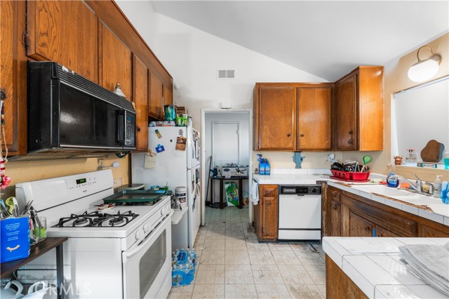 22038 Alamogordo Road, Saugus CA: https://media.crmls.org/medias/5823043a-cd43-46be-9112-055fabab1d7d.jpg