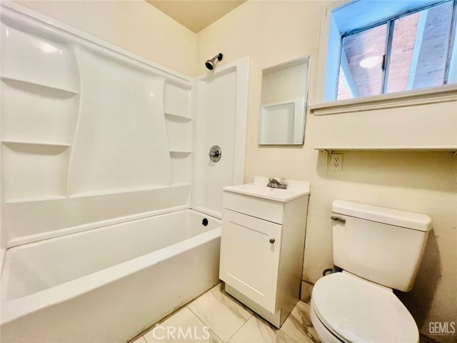 10805 Santa Clara Street, Lamont CA: https://media.crmls.org/medias/5824695d-f0c2-4145-a3c9-03f7e9df593c.jpg