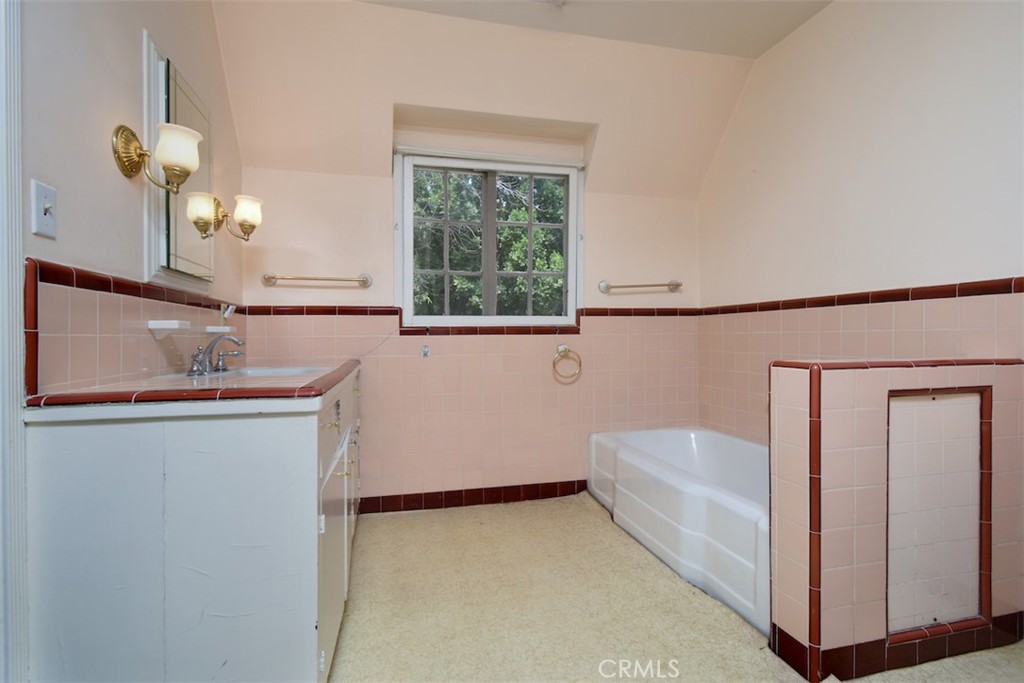 https://media.crmls.org/medias/5824ea99-52ba-41aa-a685-8b4edc0a0f01.jpg?preset=X-Large