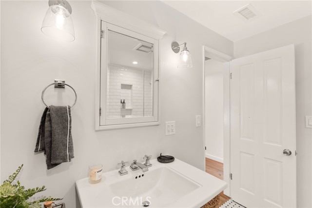 Detail Gallery Image 13 of 30 For 23843 Crosson Dr, Woodland Hills,  CA 91367 - 3 Beds | 2/1 Baths