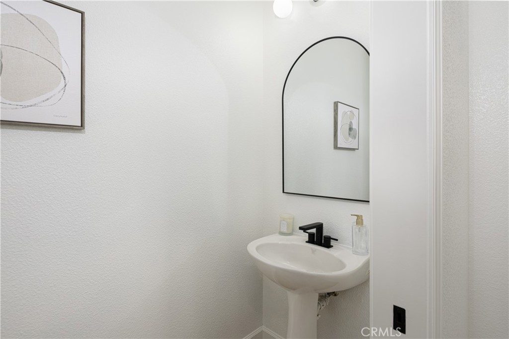https://media.crmls.org/medias/58279326-3a58-4e18-8198-26cb4b83d1ba.jpg?preset=X-Large
