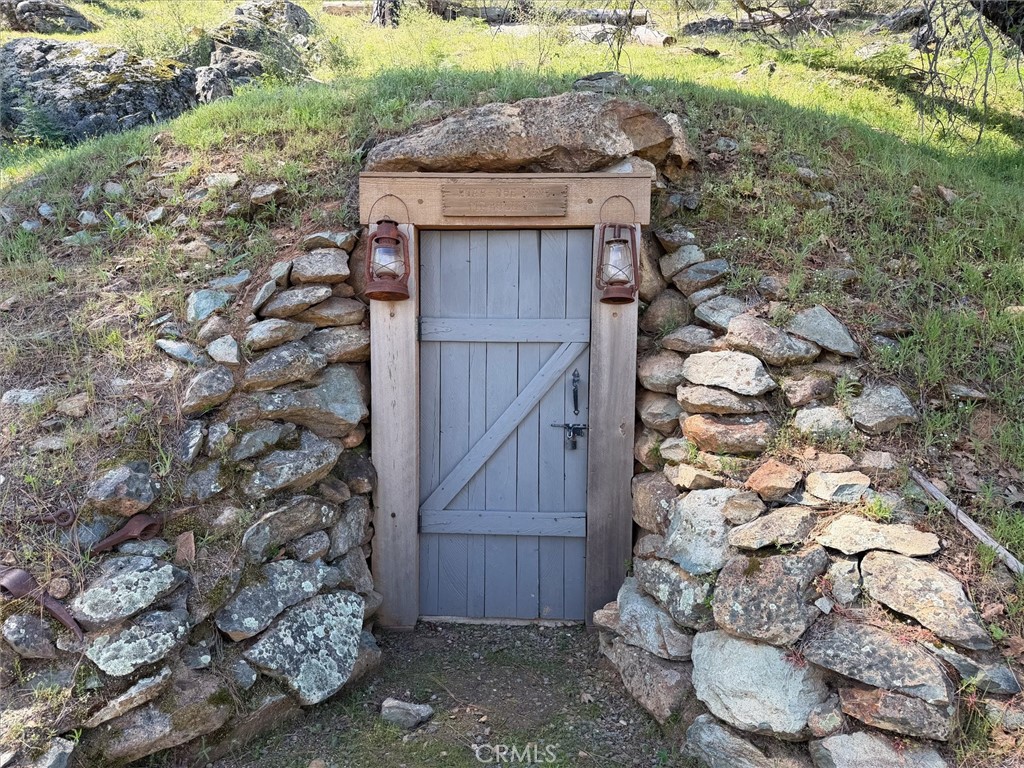 https://media.crmls.org/medias/5827f19f-2486-4350-8798-ea7d3134f77e.jpg?preset=X-Large