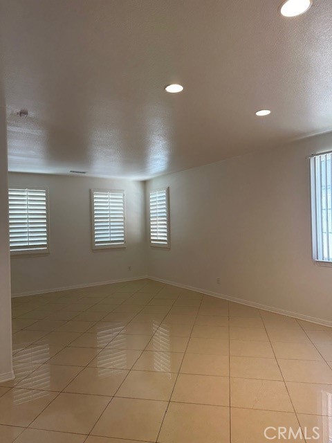 Detail Gallery Image 6 of 22 For 12336 Osprey, Victorville,  CA 92392 - 5 Beds | 3/1 Baths