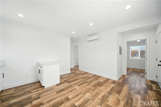 521 78th W, Los Angeles CA: https://media.crmls.org/medias/582843da-9304-4165-85af-e08cf729b2d8.jpg
