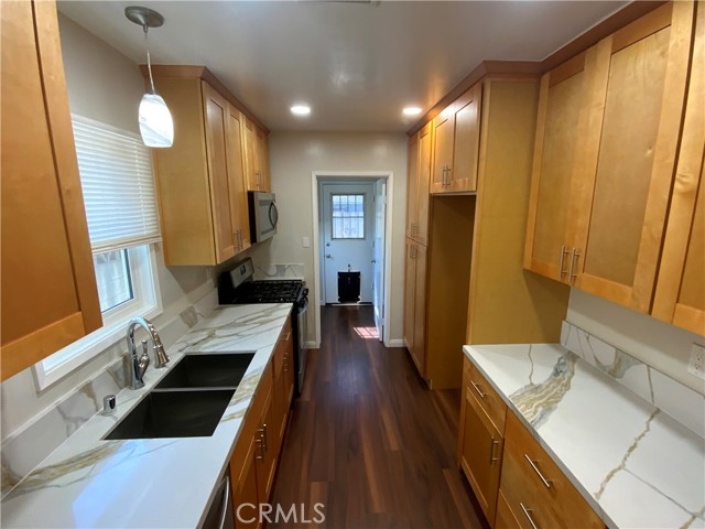 Detail Gallery Image 4 of 23 For 745 W E, Ontario,  CA 91762 - 3 Beds | 2 Baths