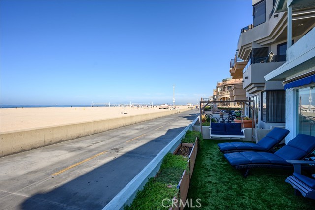 Detail Gallery Image 6 of 24 For 528 the Strand, Hermosa Beach,  CA 90254 - 4 Beds | 4 Baths