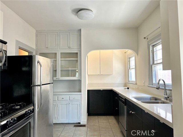 122 S Westmoreland Ave, Los Angeles CA: https://media.crmls.org/medias/582aa4bc-29e8-47ee-bc9b-6bb7fa04f196.jpg