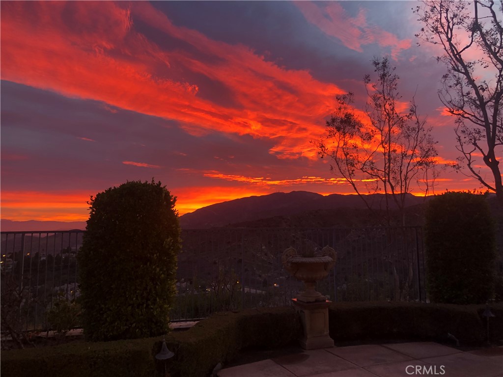https://media.crmls.org/medias/582c07f1-07e5-4523-970b-665ff56e0376.jpg?preset=X-Large