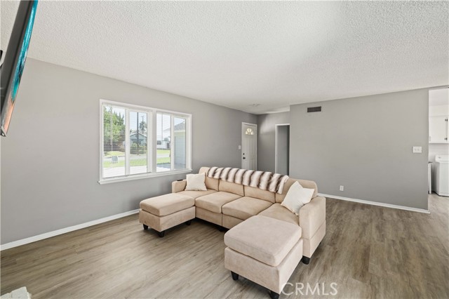 Detail Gallery Image 4 of 16 For 43919 Kirkland, Lancaster,  CA 93535 - 3 Beds | 2 Baths