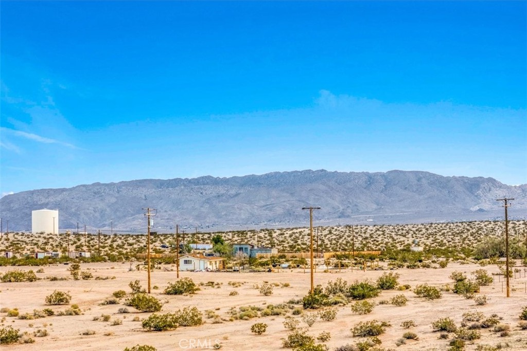 https://media.crmls.org/medias/5834eea6-d75e-4aa8-ad69-23024da91668.jpg?preset=X-Large