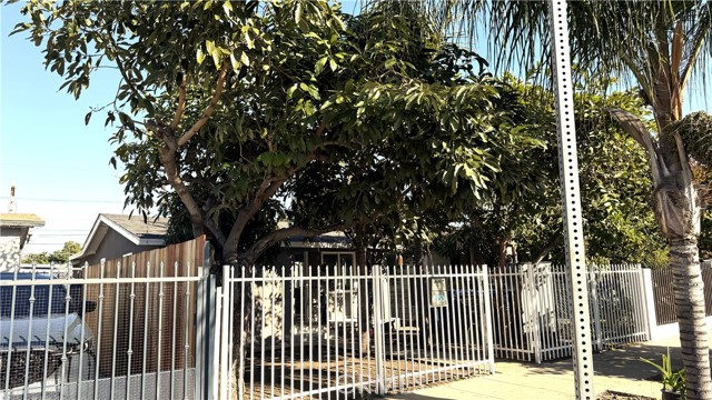 Detail Gallery Image 3 of 22 For 1453 W 58th, Los Angeles,  CA 90047 - 3 Beds | 2 Baths