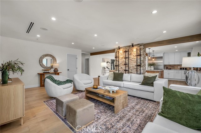 Detail Gallery Image 6 of 49 For 5110 Greenbush Ave, Sherman Oaks,  CA 91423 - 6 Beds | 6 Baths