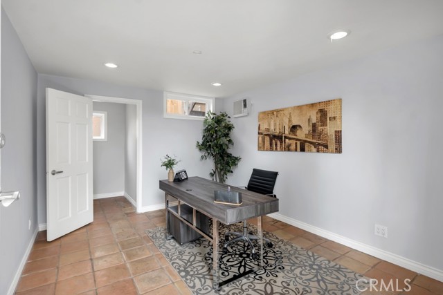 Detail Gallery Image 25 of 29 For 19419 Oxnard St, Tarzana,  CA 91356 - 4 Beds | 4 Baths