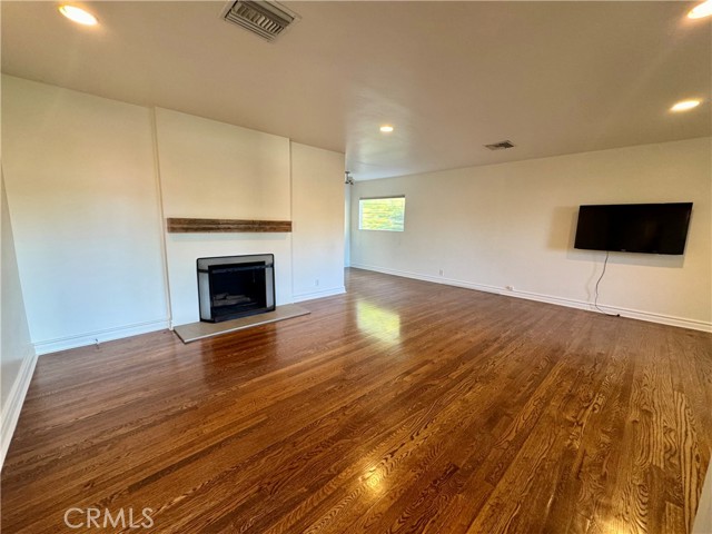 Detail Gallery Image 2 of 29 For 5821 Columbus Ave, Van Nuys,  CA 91411 - 4 Beds | 2 Baths