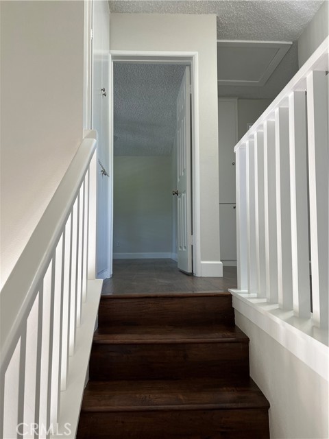 Stairs to upsytairs