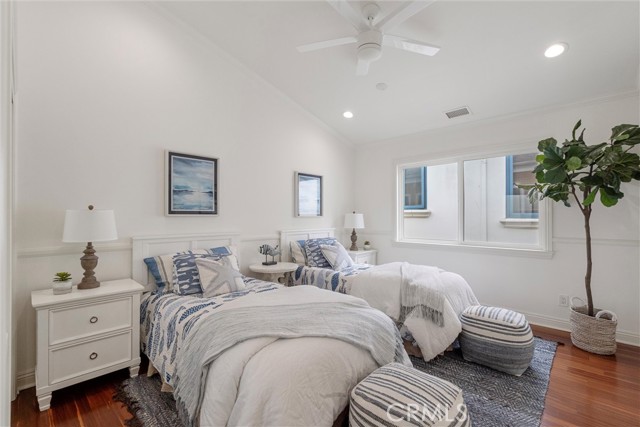 2000 Walnut Avenue, Manhattan Beach CA: https://media.crmls.org/medias/583ecef0-4abe-4308-9f27-dda4b76a277a.jpg