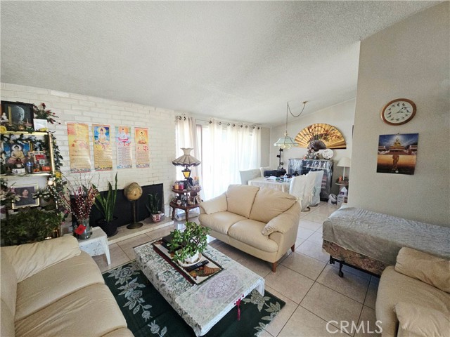 Detail Gallery Image 3 of 18 For 8450 Limerick Ave, Winnetka,  CA 91306 - 4 Beds | 2 Baths