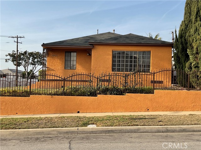 Detail Gallery Image 1 of 29 For 1965 Lohengrin St, Los Angeles,  CA 90047 - 3 Beds | 2 Baths