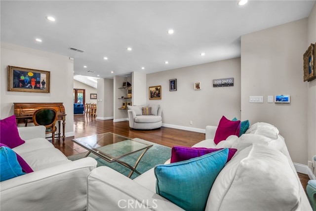Detail Gallery Image 4 of 34 For 5948 Hesperia Ave, Encino,  CA 91316 - 3 Beds | 2/1 Baths
