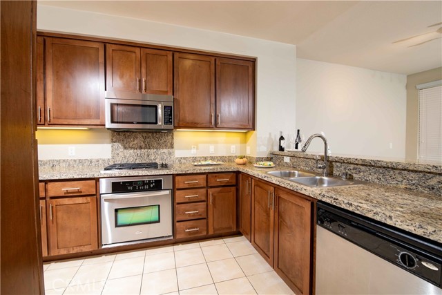 Detail Gallery Image 7 of 64 For 21301 Erwin St #237,  Woodland Hills,  CA 91367 - 2 Beds | 2 Baths