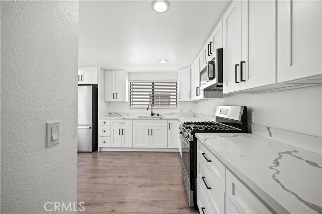 Detail Gallery Image 9 of 21 For 14100 Calvert St #9,  Van Nuys,  CA 91401 - 2 Beds | 3 Baths