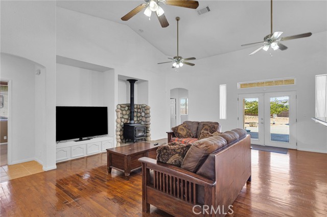 21350 Ramona Avenue, Apple Valley CA: https://media.crmls.org/medias/5844d5c2-e004-4415-8faa-17509c0a0a03.jpg