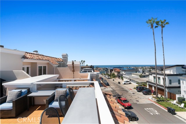 302 Carnation Avenue, Corona del Mar CA: https://media.crmls.org/medias/58458755-3488-4bd2-aa4b-8e22745d3773.jpg