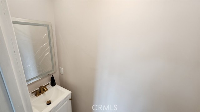 Detail Gallery Image 9 of 11 For 6665 Long Beach, Long Beach,  CA 90805 - 2 Beds | 2 Baths