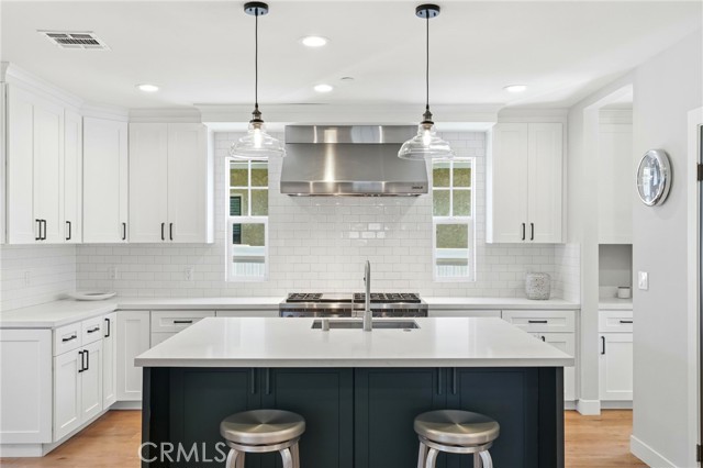 Detail Gallery Image 13 of 57 For 2311 W Clark Ave, Burbank,  CA 91506 - 4 Beds | 4/1 Baths