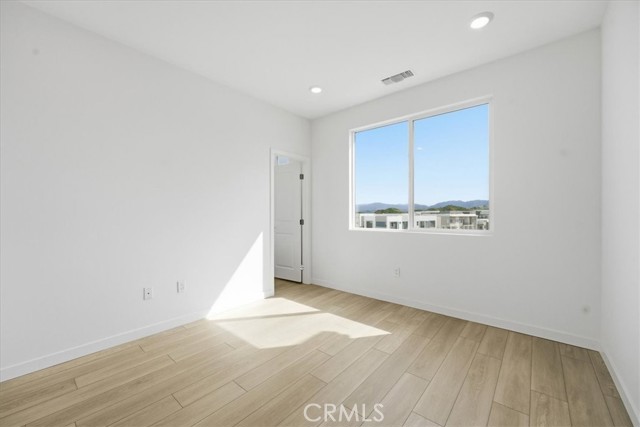 Detail Gallery Image 21 of 27 For 27341 Bear Creek Ln, Valencia,  CA 91381 - 3 Beds | 3/1 Baths