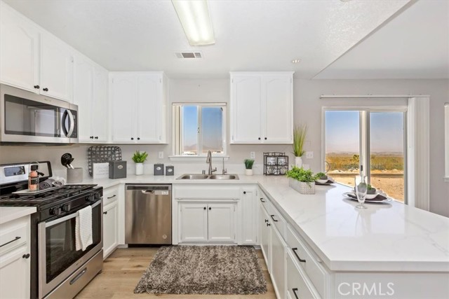 32776 Zircon Road, Lucerne Valley CA: https://media.crmls.org/medias/584b40ee-8d81-401e-a6b8-270077fc7cf0.jpg