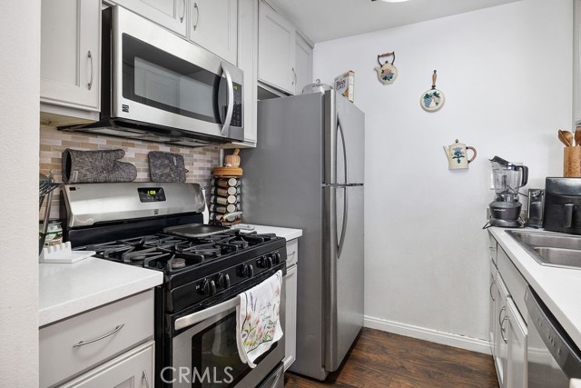Detail Gallery Image 11 of 37 For 8601 International Ave, Canoga Park,  CA 91304 - 2 Beds | 1 Baths