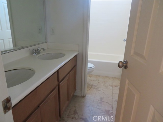 14336 Saline Drive, Eastvale CA: https://media.crmls.org/medias/584d13cc-fd55-4be9-9884-35b95c2a7010.jpg