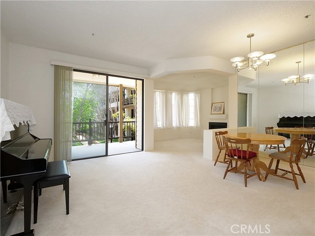 Detail Gallery Image 2 of 37 For 2563 Plaza Del Amo #201,  Torrance,  CA 90503 - 1 Beds | 1/1 Baths