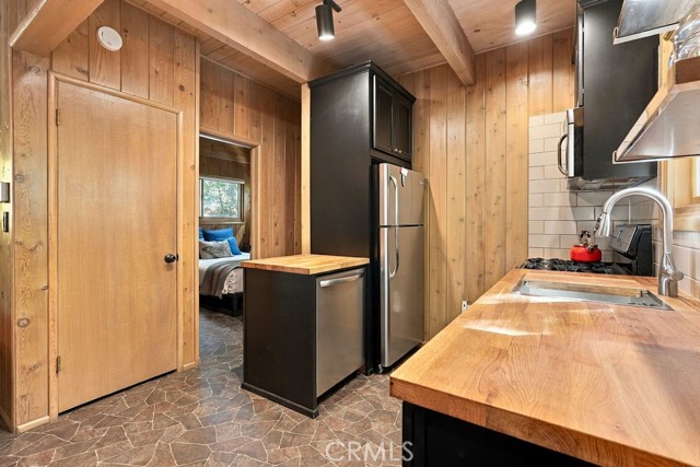 813 Poe Court, Lake Arrowhead, CA 92352
