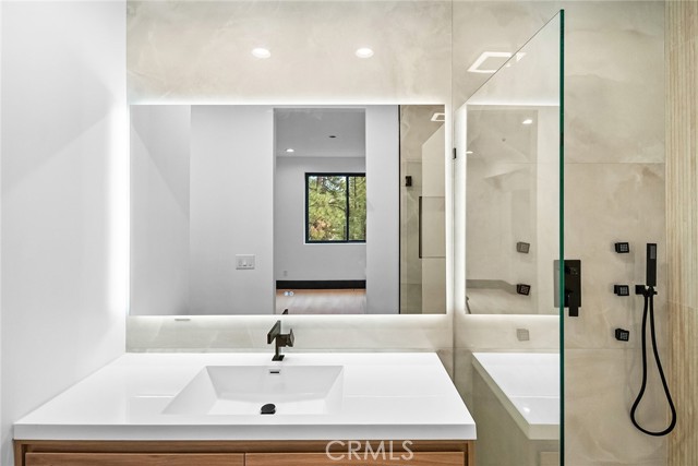 129 Winding Lane, Big Bear City CA: https://media.crmls.org/medias/5850b4a9-6b10-41f4-b8b2-773a95cd782c.jpg