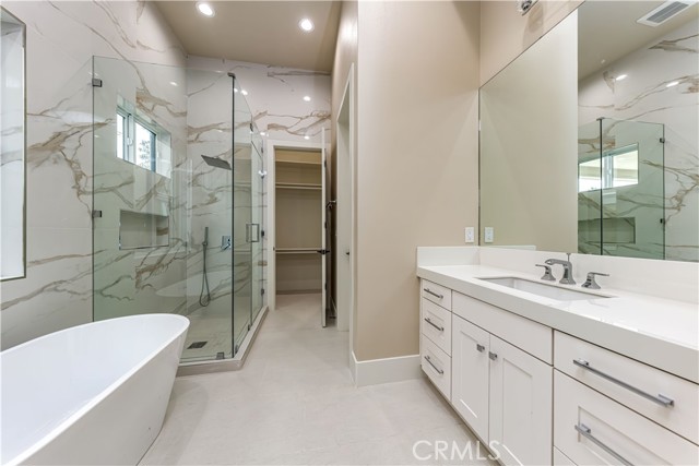 Detail Gallery Image 19 of 40 For 10168 Lightbreeze Cir, Huntington Beach,  CA 92646 - 5 Beds | 5/1 Baths