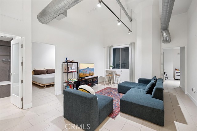 939 S BROADWAY, Los Angeles CA: https://media.crmls.org/medias/5852b844-6987-439a-9ddc-e0e3bdba4f79.jpg