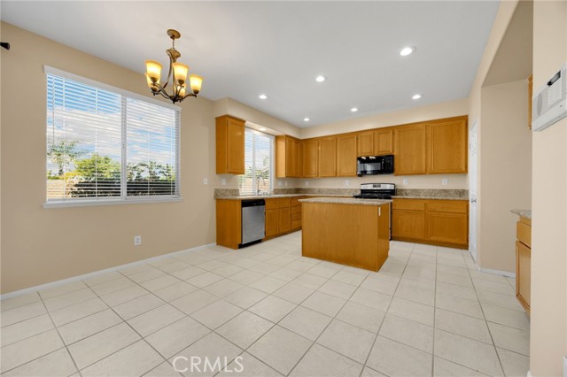 Detail Gallery Image 7 of 35 For 930 via Blairo, Corona,  CA 92879 - 5 Beds | 3 Baths
