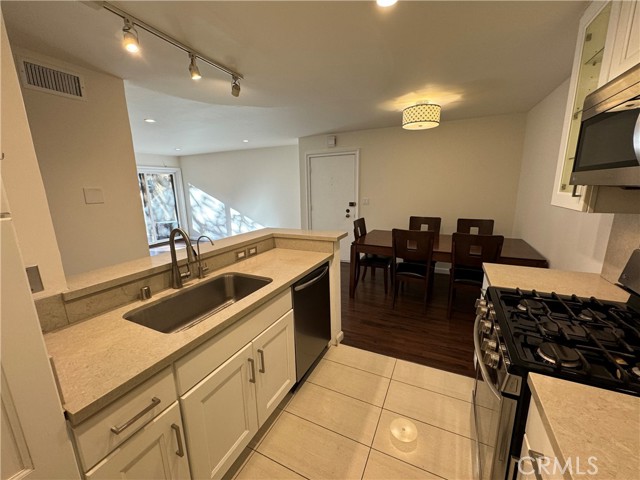 365 Burchett Street, Glendale CA: https://media.crmls.org/medias/58569c7a-4bde-472b-a47d-cf505e5aef7d.jpg