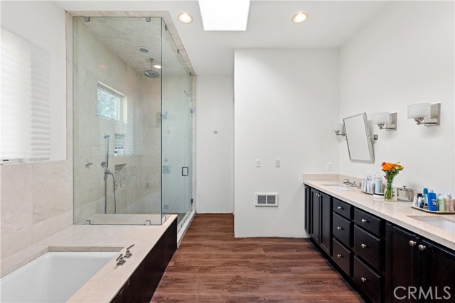 Detail Gallery Image 11 of 21 For 5150 Gloria Ave, Encino,  CA 91436 - 4 Beds | 4/1 Baths