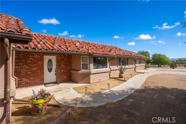 Detail Gallery Image 2 of 75 For 14064 Tioga, Oak Hills,  CA 92344 - 5 Beds | 2/1 Baths