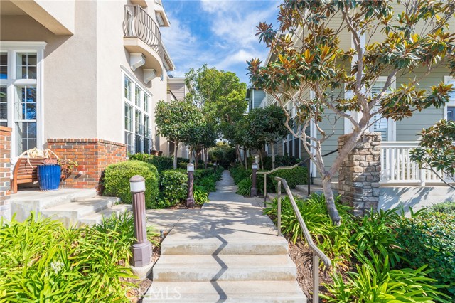 Detail Gallery Image 6 of 49 For 6267 Pacific Pointe Dr, Huntington Beach,  CA 92648 - 3 Beds | 2/1 Baths