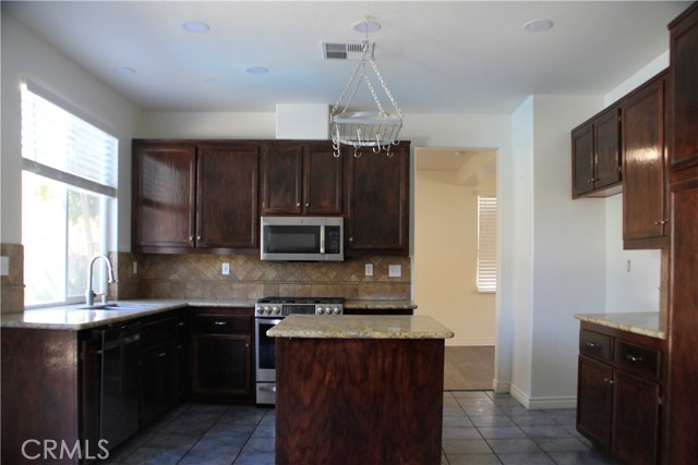 Detail Gallery Image 5 of 26 For 41105 Chaco Canyon Rd, Murrieta,  CA 92562 - 4 Beds | 2/1 Baths