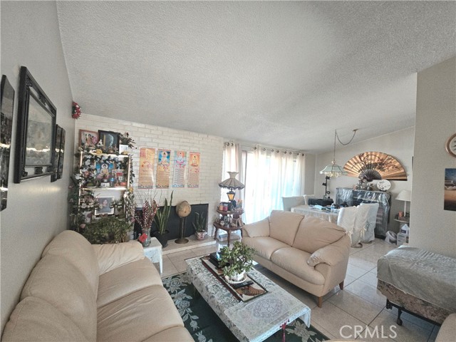 Detail Gallery Image 4 of 18 For 8450 Limerick Ave, Winnetka,  CA 91306 - 4 Beds | 2 Baths