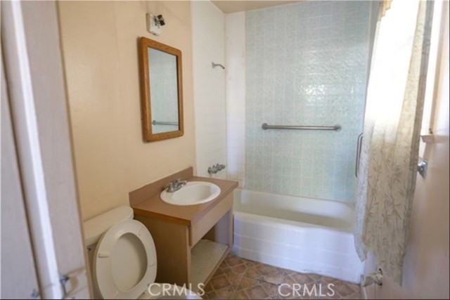 Detail Gallery Image 5 of 10 For 150 S Lilac Ave, Rialto,  CA 92376 - 2 Beds | 1 Baths