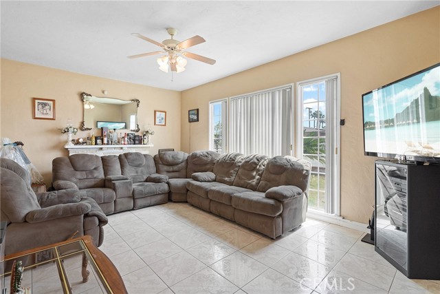 7726 Blanchard Avenue, Fontana CA: https://media.crmls.org/medias/5867ce42-d1da-48d1-bbd8-e0468cc9ffd4.jpg