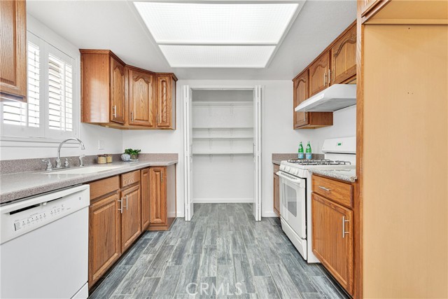 Detail Gallery Image 12 of 36 For 22331 Ramona Ave, Apple Valley,  CA 92307 - 3 Beds | 2 Baths