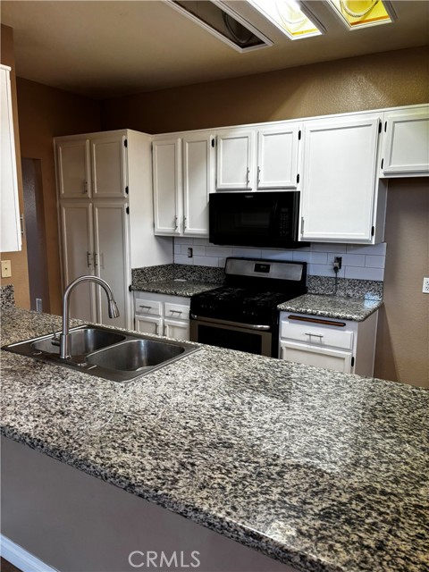 Detail Gallery Image 6 of 14 For 12533 Loma Verde, Victorville,  CA 92392 - 3 Beds | 2/1 Baths